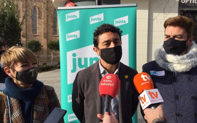 Els regidors de Junts Lourdes Ciuró I Quim Carné han acompanyat a Calvet durant la recollida de signatures | Ràdio Sabadell